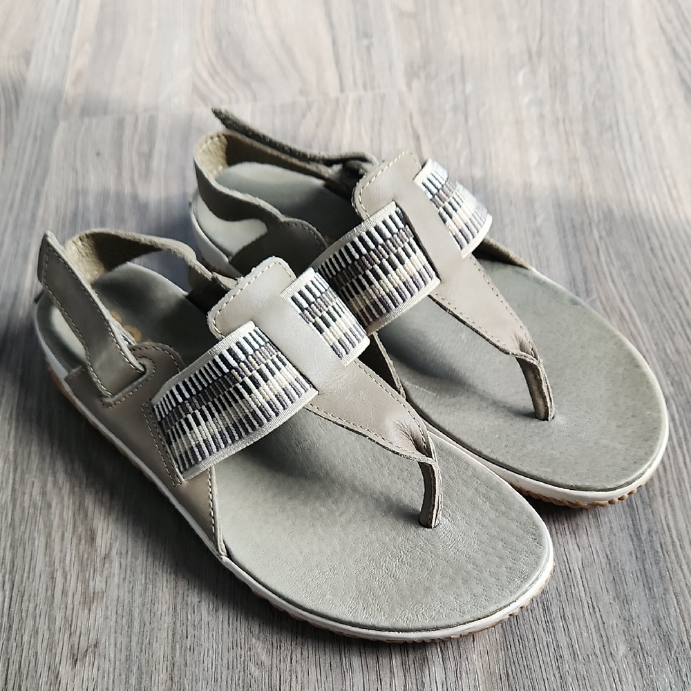 Sorel Out N About olive and khaki green thong sandals, size 7